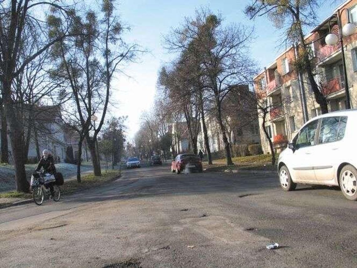 Zabytkowa kostka z bazaltu przykryta asfaltem. Co na to konserwator?