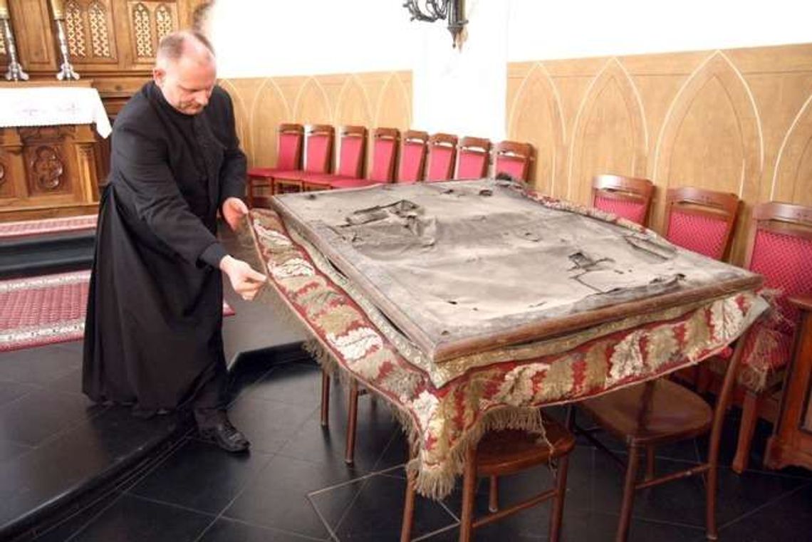 Zabytkowy baldachim odnalazł się na strychu Zabytkowy baldachim odnalazł się na strychu