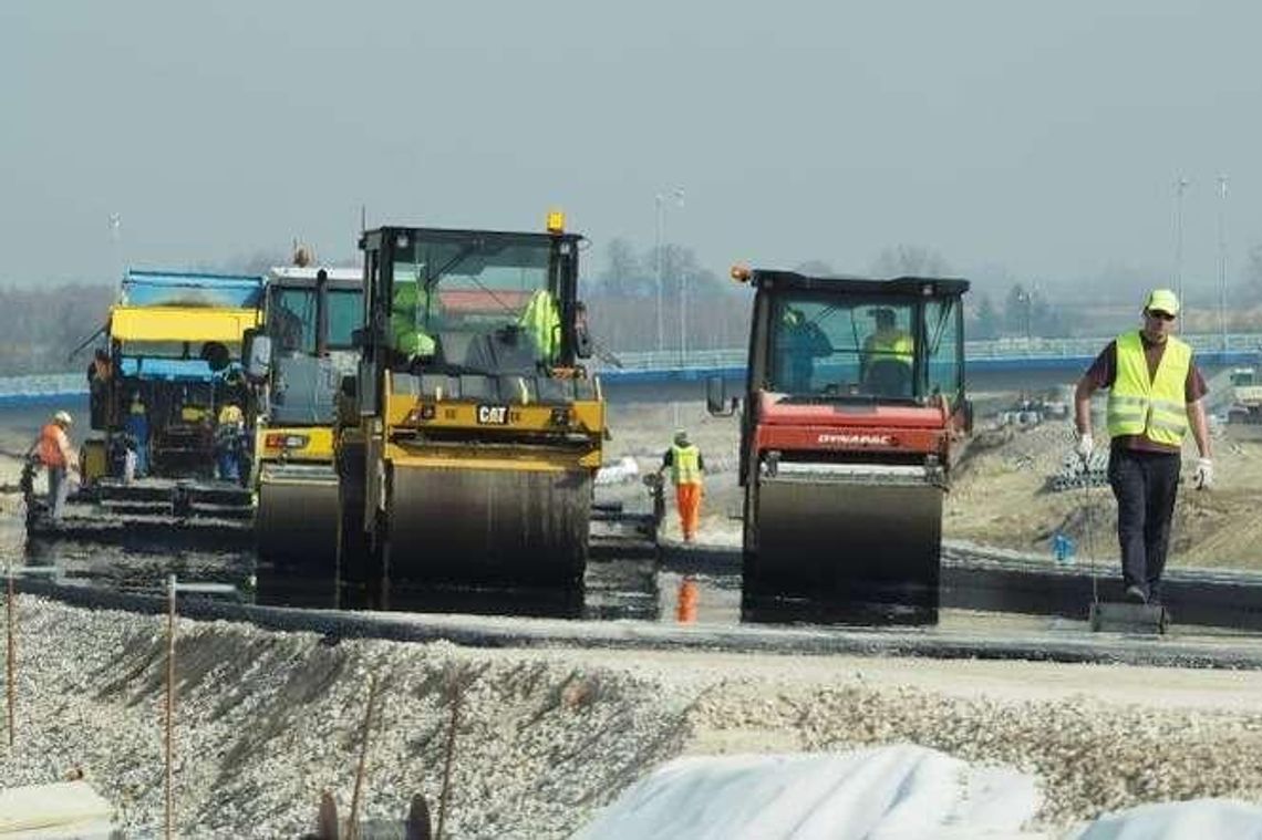 Zachodnia obwodnica Lublina: Rozkładanie asfaltu idzie pełną parą (ZDJĘCIA) Zachodnia obwodnica Lublina: Rozkładanie asfaltu idzie pełną parą (ZDJĘCIA)