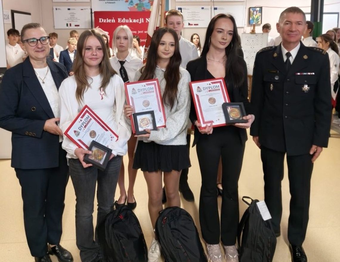 Zachowały się wzorowo. Strażackie odznaki dla puławskich uczennic