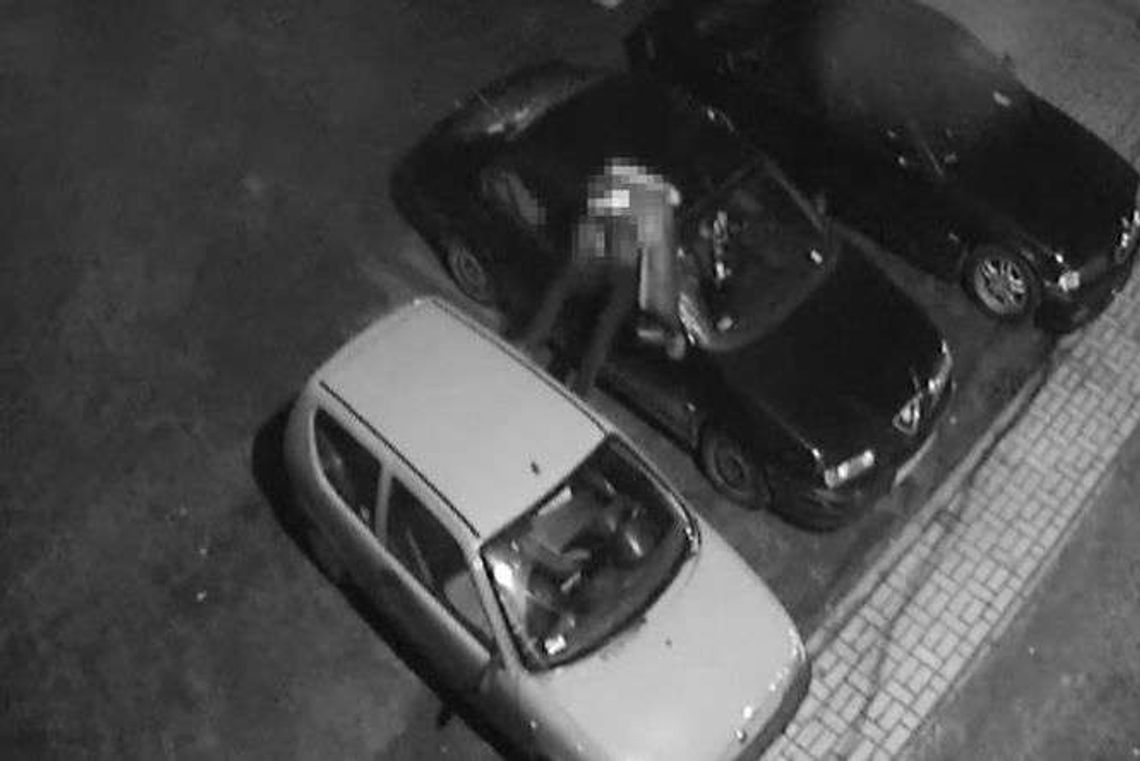 Zachowywał się bardzo dziwnie. Nie wiedział, że tuż nad nim jest kamera