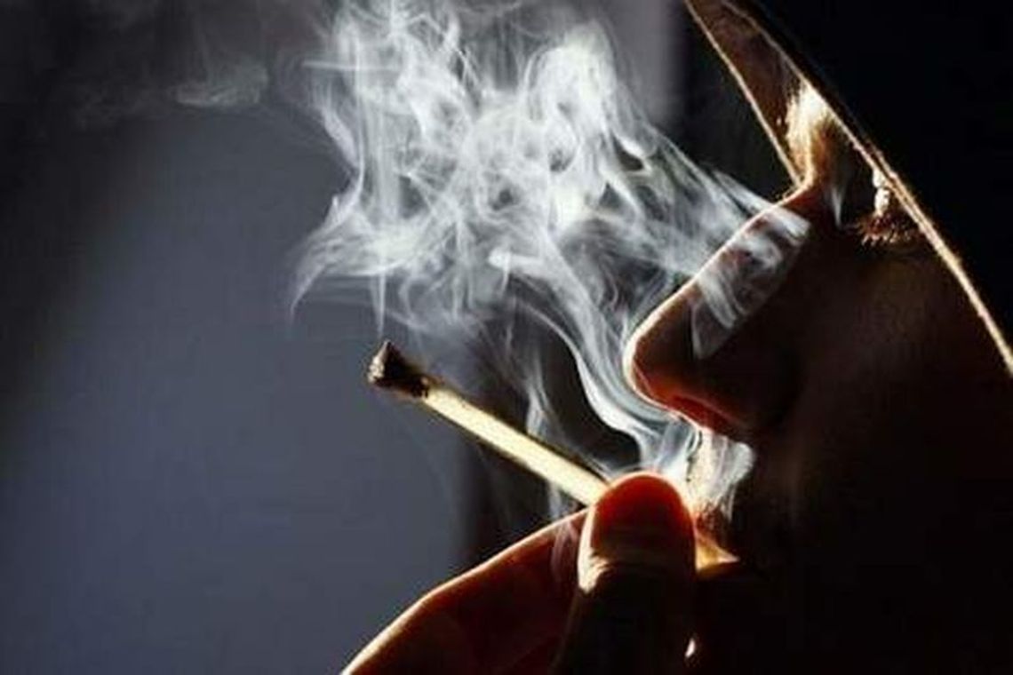 Zaciągnęli się suszem. Jeden upadł, drugi zdejmował ubranie