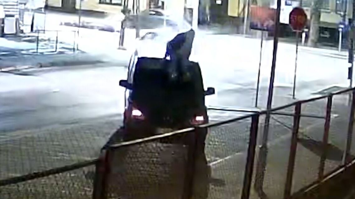 Zaczął demolować busa, a potem wskoczył na jego dach. Kierowca zawiózł go na komendę