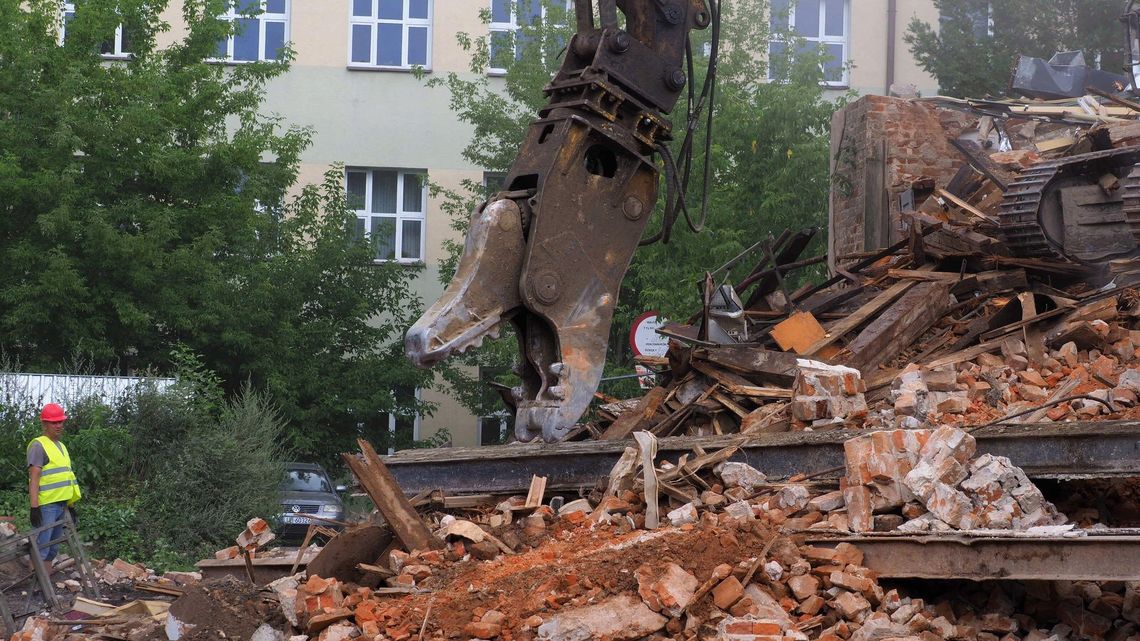 Zaczęła się rozbiórka pustostanu przy Al. Racławickich. Co z ptakami?