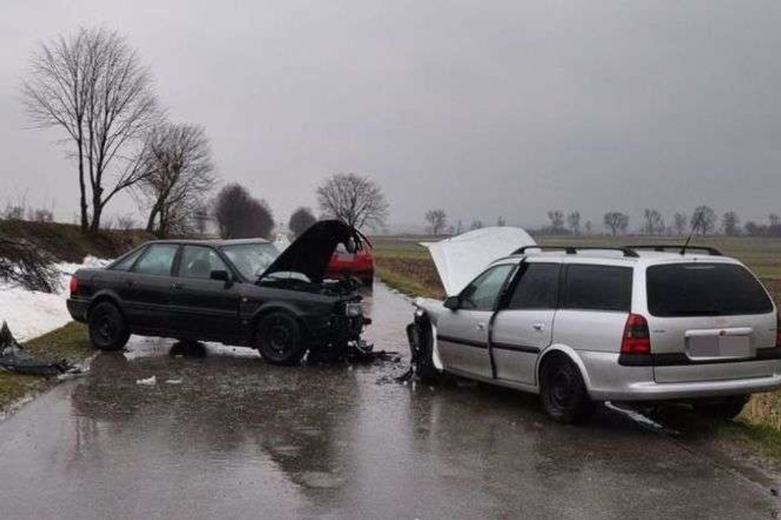 Zaczęła wyprzedzać. Nie zauważyła, że z naprzeciwka jedzie opel 