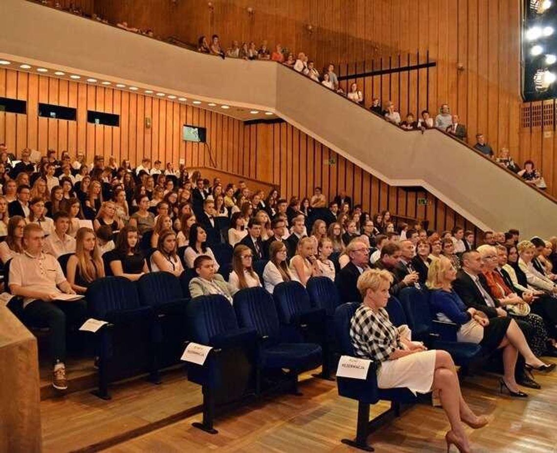 Zaczęli wakacje z szóstkami na świadectwie. Najlepsi uczniowie w Puławach