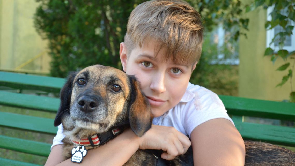 "Zaczęło się od bólu głowy". Adam cierpi na rzadką chorobę. Potrzebna jest pomoc