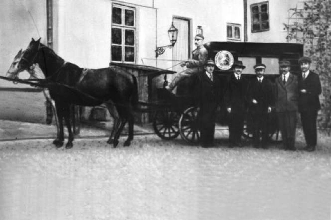 Zaczęło się od bryczki i 10 noszy. Lubelskie pogotowie niesie pomoc już od 99 lat