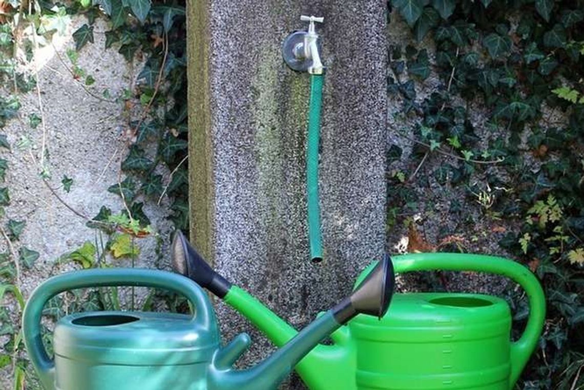 Zaczyna brakować wody, gminy apelują o oszczędzanie