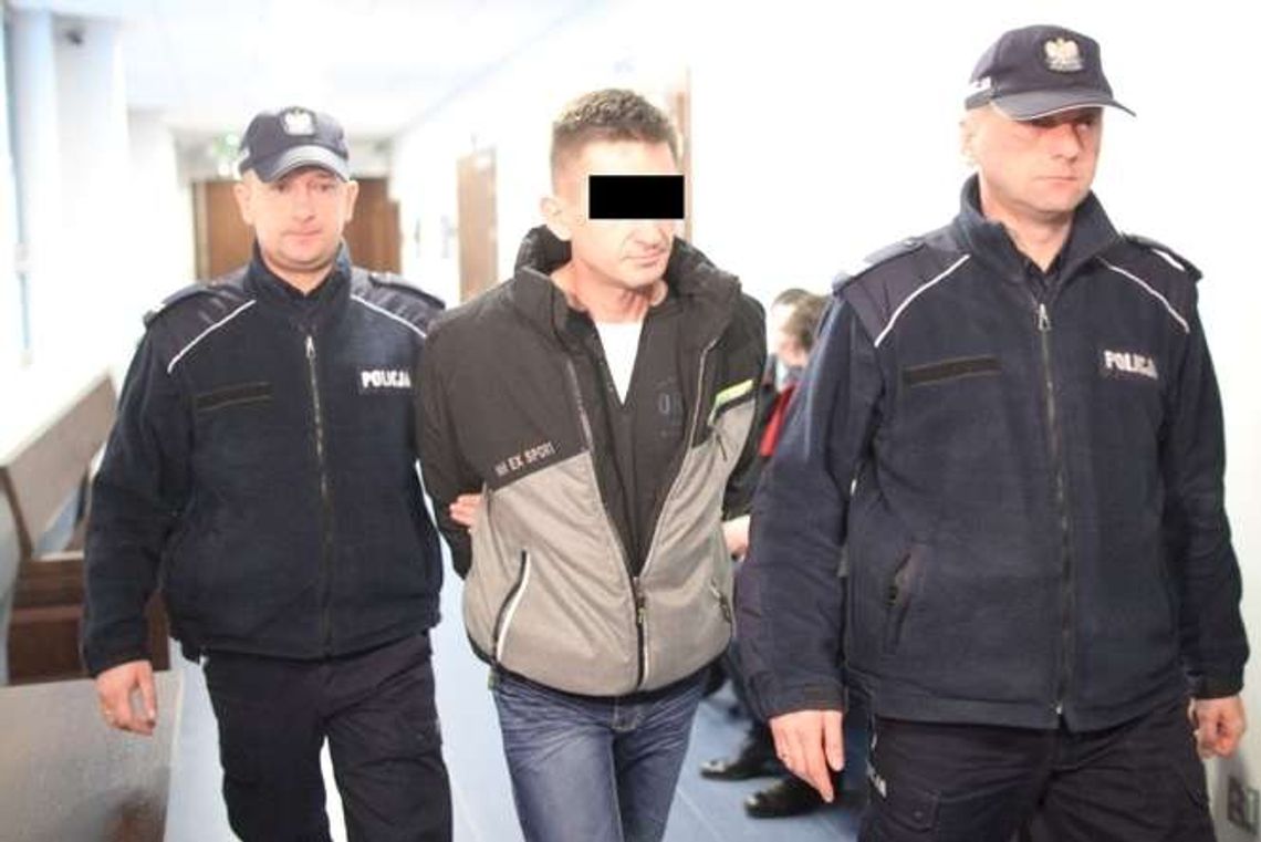 Zadawał ciosy, aż mężczyzna przestał dawać oznaki życia. Matka twierdzi, że jej bronił