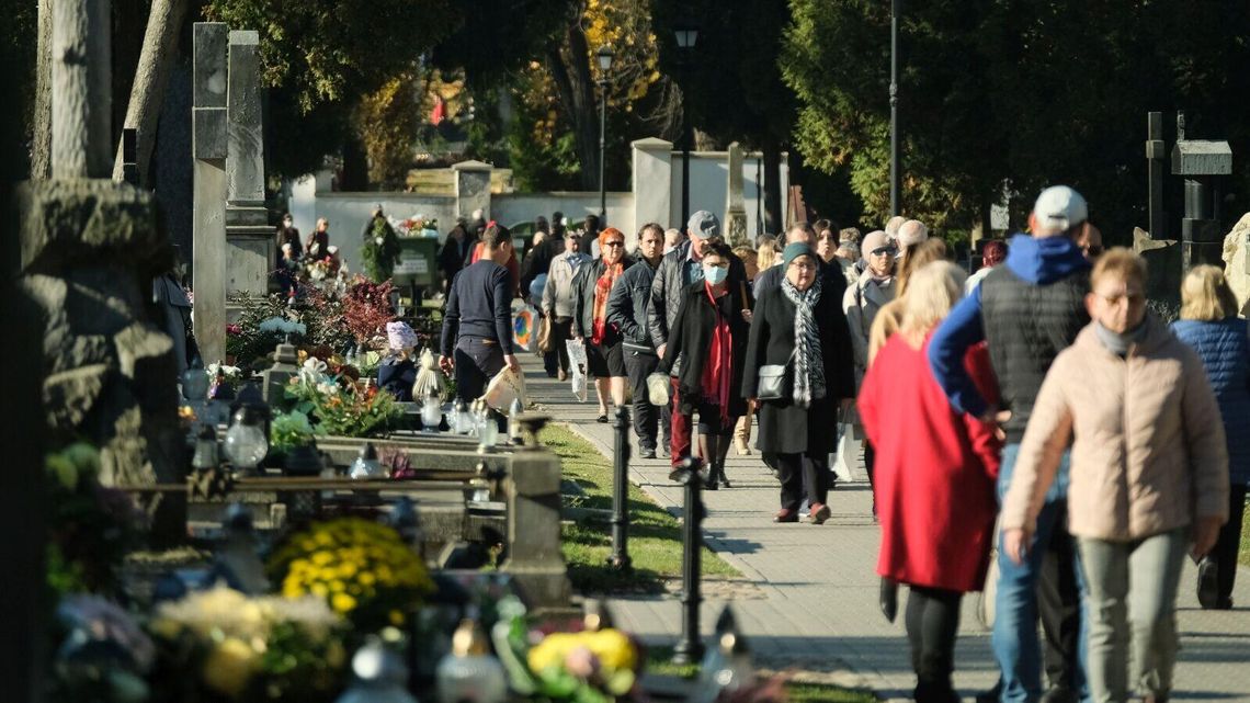 Zaduszki z Prusem 2021. Spacer po cmentarzu przy ul. Lipowej