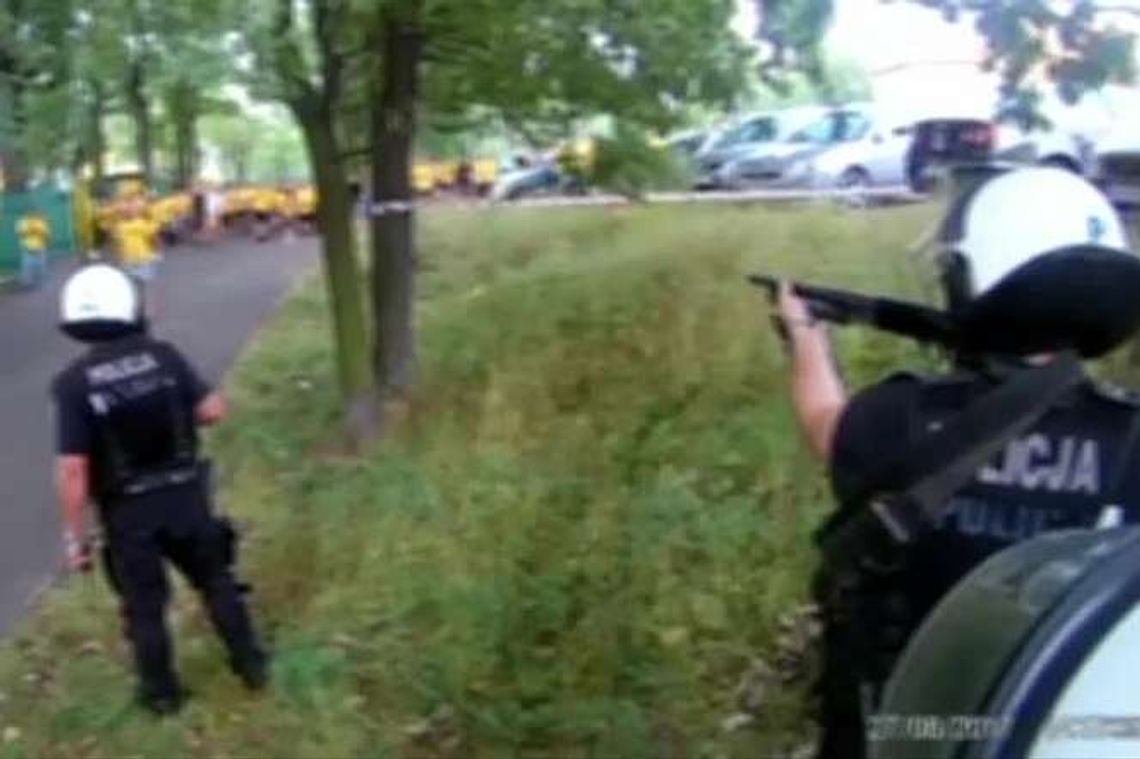 Zadyma przed meczem GKS Katowice - Odra Opole. Pseudokibic trafiony w oko (wideo)