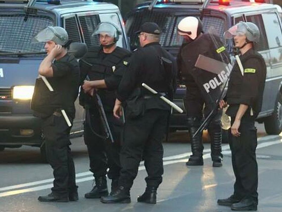 Zadyma w Michowie: Kibole obrzucali butelkami policjantów