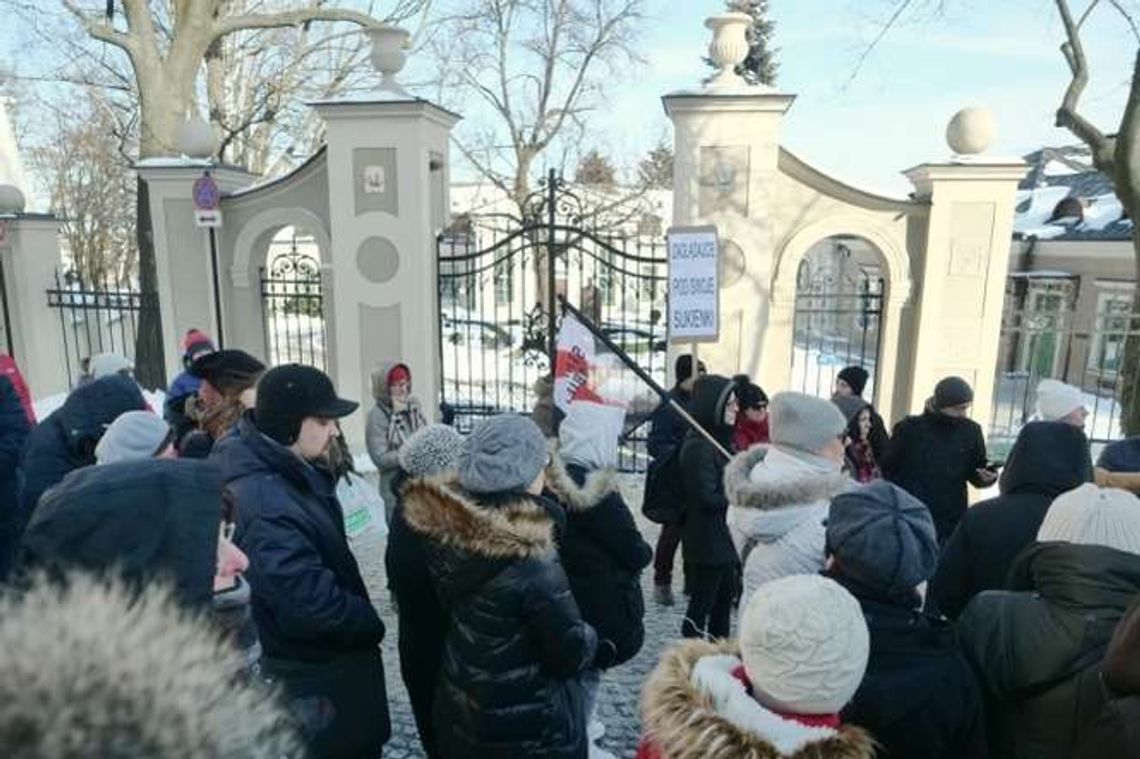 "Zaglądajcie pod swoje sukienki". Pikieta kobiet przed siedzibą kurii w Lublinie [zdjęcia]