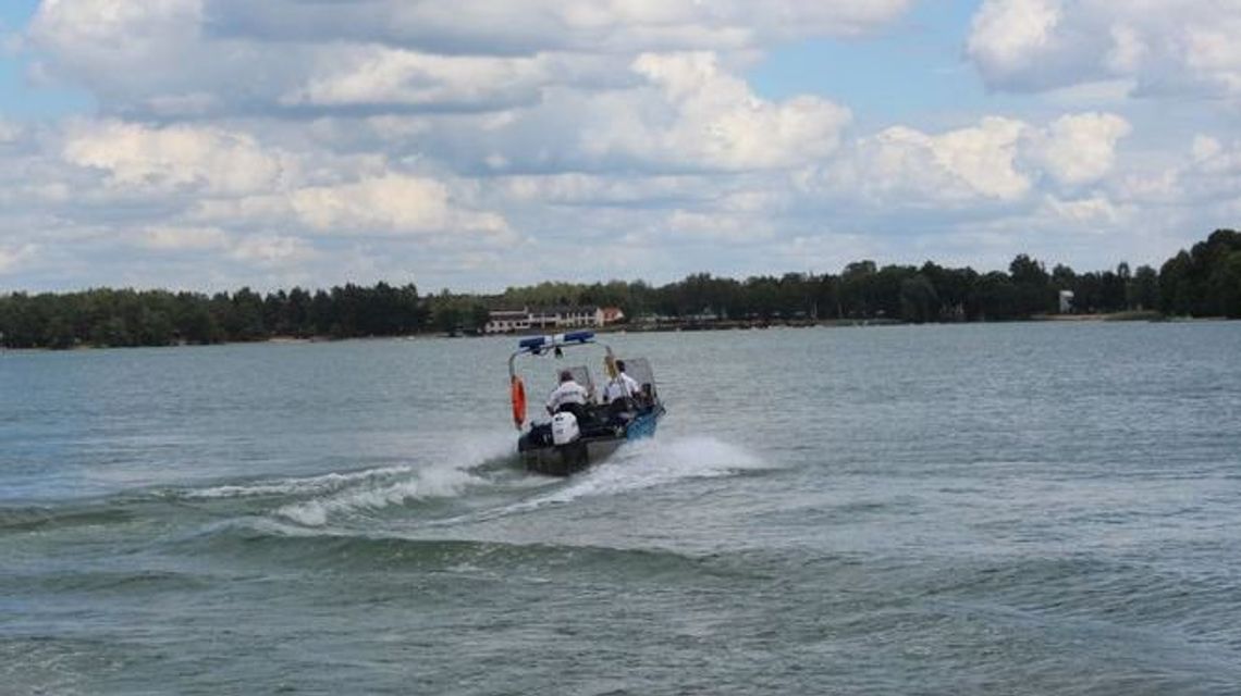Żaglówka przewróciła się na jeziorze Białym. Dwaj mężczyźni wpadli do wody