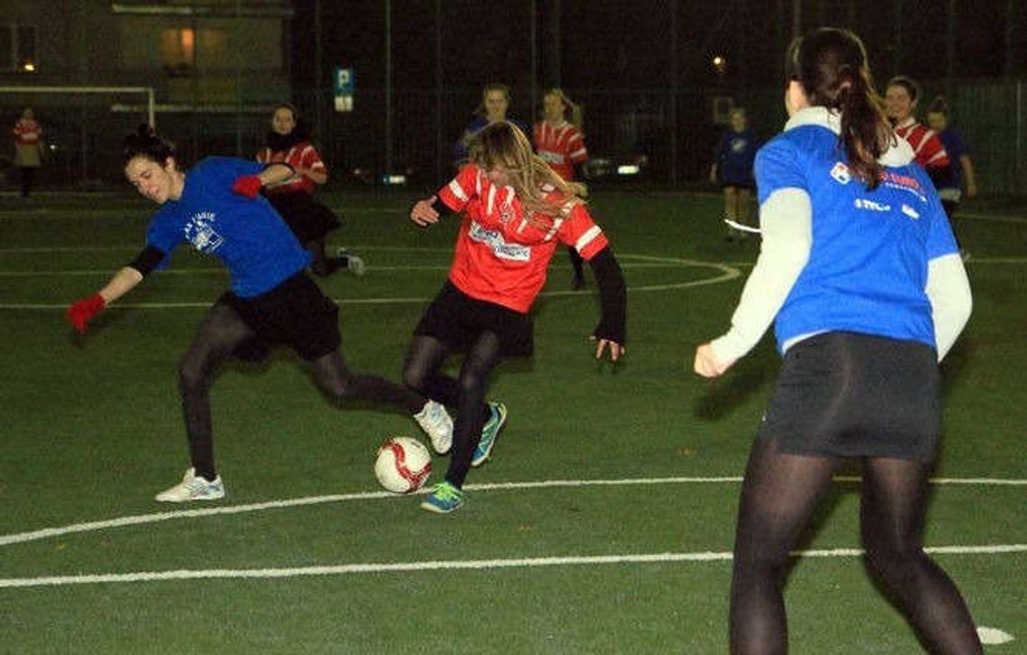 Zagrały mecz piłki nożnej w spódnicach (zdjęcia) Zagrały mecz piłki nożnej w spódnicach (zdjęcia)