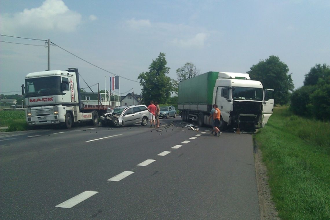 Zagrody: Zderzenie samochodu osobowego z ciężarówką