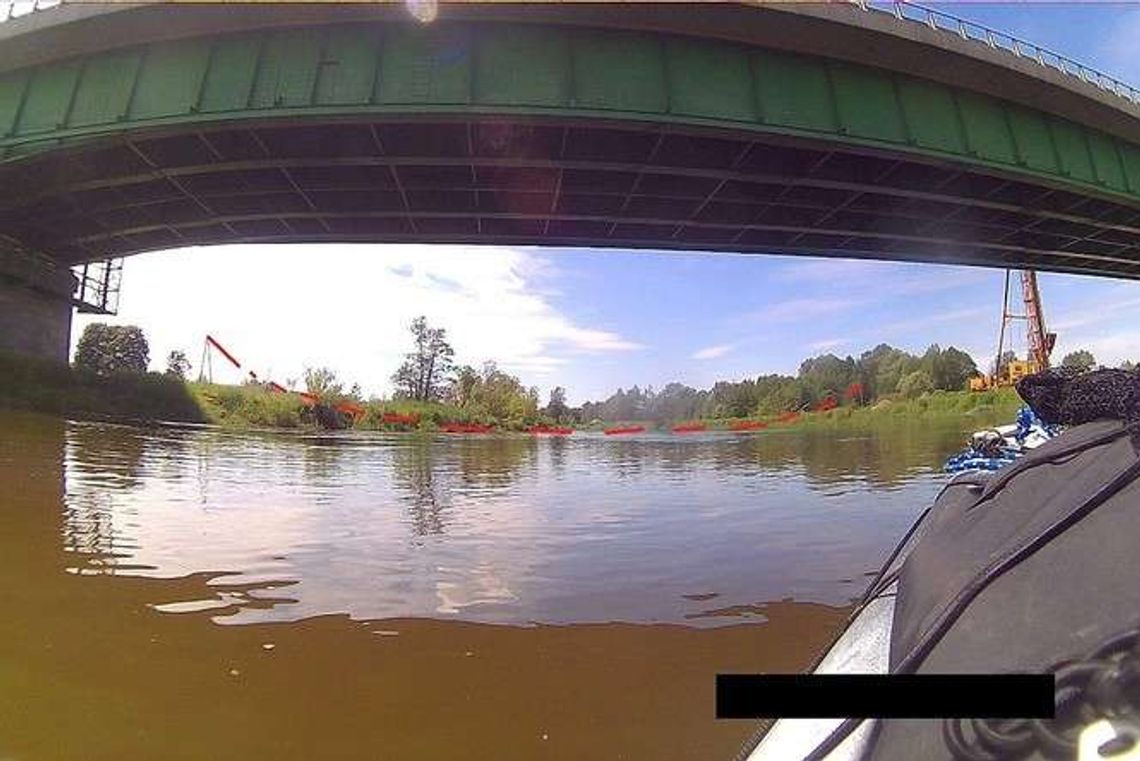 Zagrożenie dla kajakarzy: Kabel rozwieszony tuż nad rzeką. „Prosimy o ostrożność” Zagrożenie dla kajakarzy: Kabel rozwieszony tuż nad rzeką. „Prosimy o ostrożność”