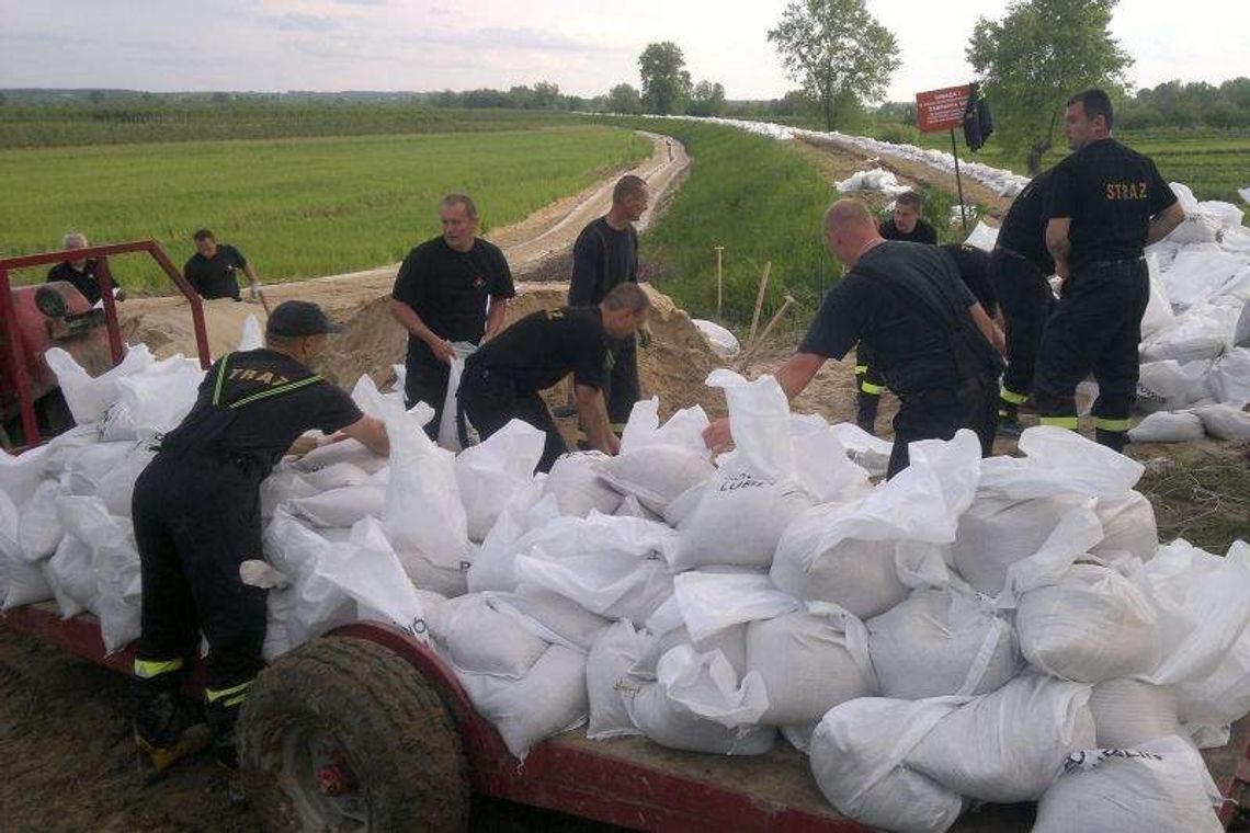 Zagrożenie powodziowe: Trwa umacnianie wałów przeciwpowodziowych