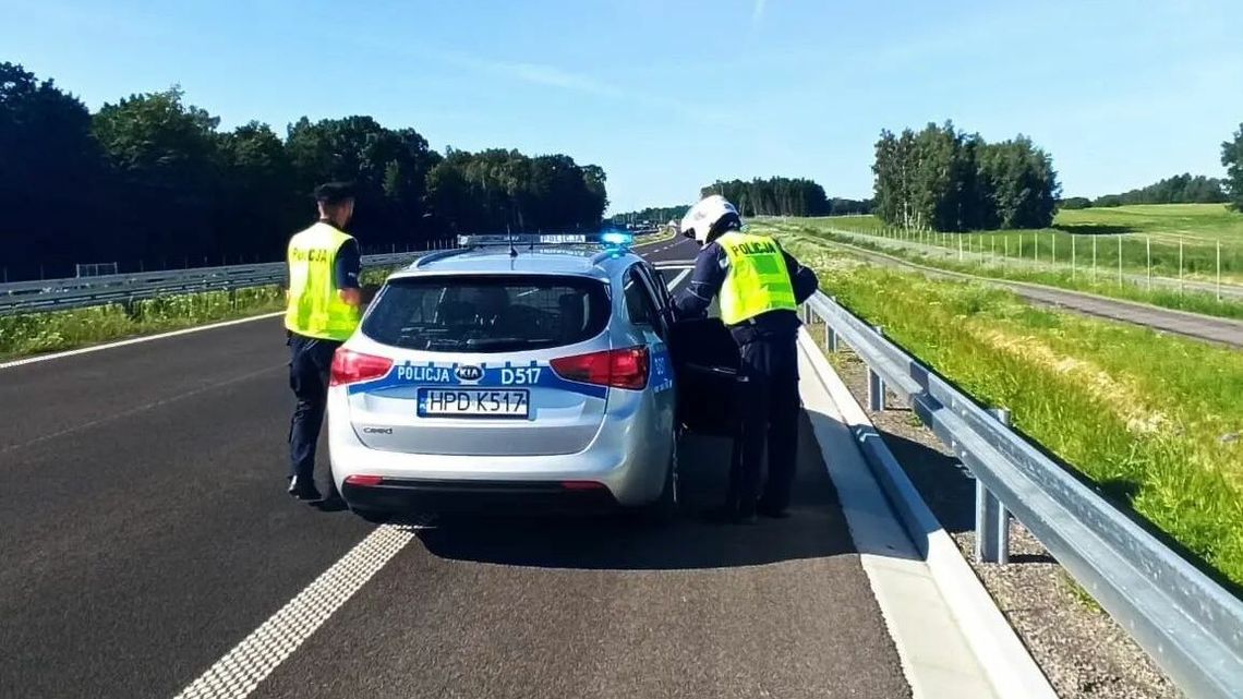 Zagubiona staruszka szła ruchliwą drogą ekspresową. Rodzina szukała kobiety od rana