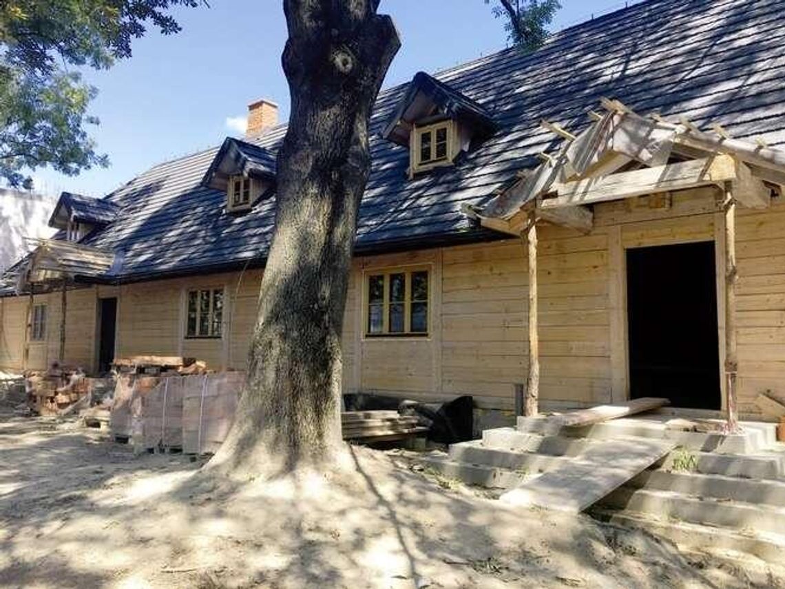 Zainwestowali w odbudowę dworku. Ale księdzu nie w smak restauracja i pensjonat