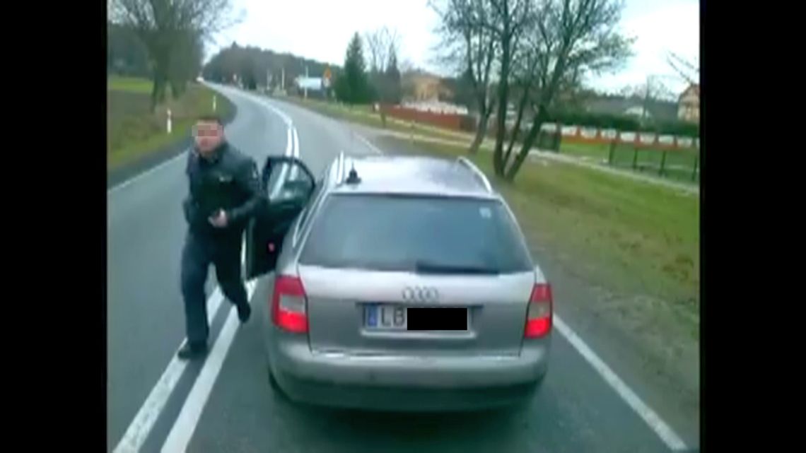 Zajechał drogę i wygrażał kierowcy. Policja poszukuje mężczyzny z nagrania (wideo)