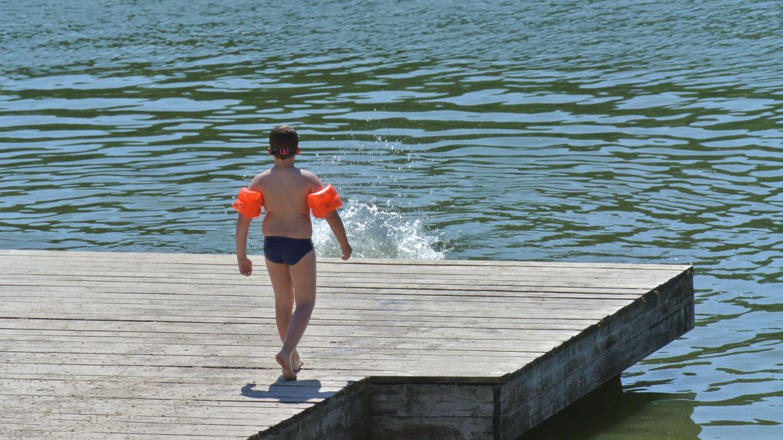 Zakaz kąpieli w zalewie. W wodzie zakwitły sinice Zakaz kąpieli w zalewie. W wodzie zakwitły sinice