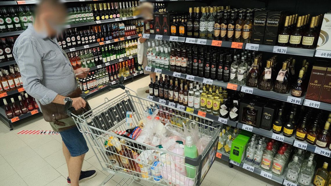 Zakaz sprzedaży alkoholu po godzinie 19? To jeden z pomysłów na nowe obostrzenia Zakaz sprzedaży alkoholu po godzinie 19? To jeden z pomysłów na nowe obostrzenia
