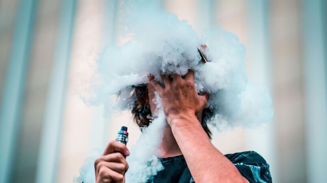 Zakaz sprzedaży wszystkich typów e-papierosów nieletnim. Sejm przegłosował. Co teraz?