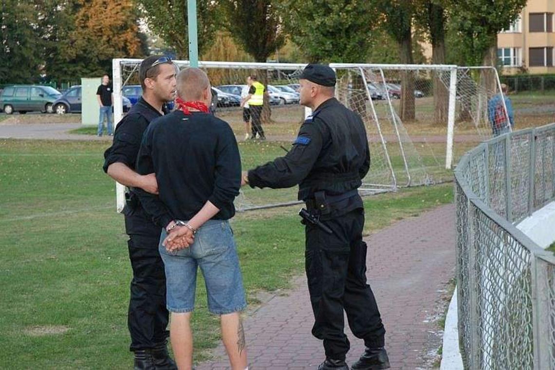 Zakaz stadionowy i grzywna dla kibiców za wtargnięcie na boisko