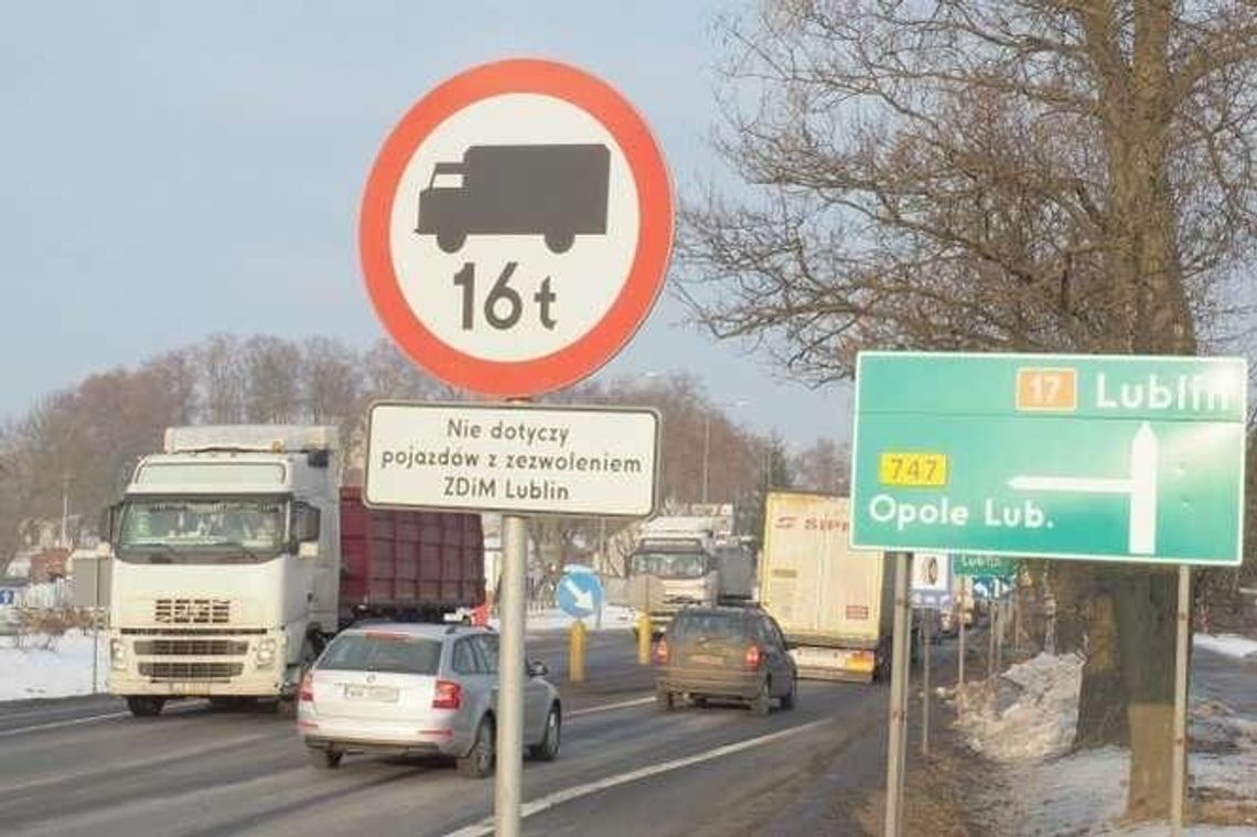Zakaz wjazdu tirów do Lublina to martwe prawo? Za złamanie nie ukarano dotąd nikogo Zakaz wjazdu tirów do Lublina to martwe prawo? Za złamanie nie ukarano dotąd nikogo