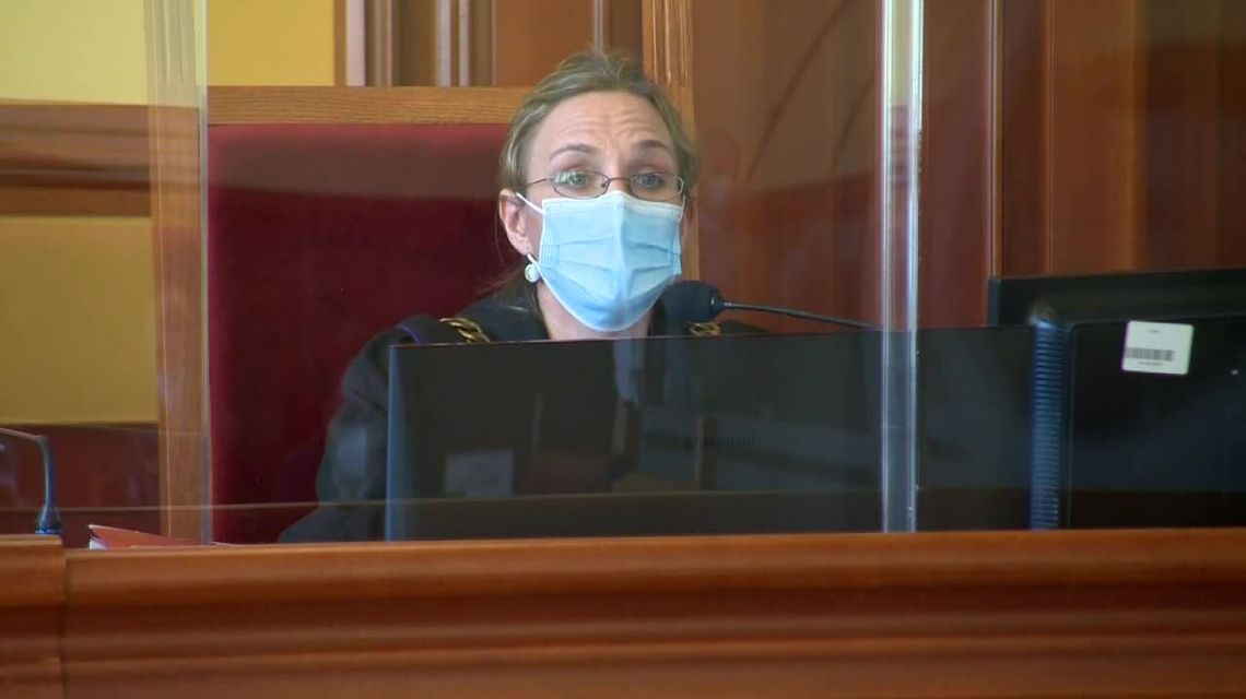 Zakażona koronawirusem chodziła na zakupy. Musi zapłacić osobom, które spotkała