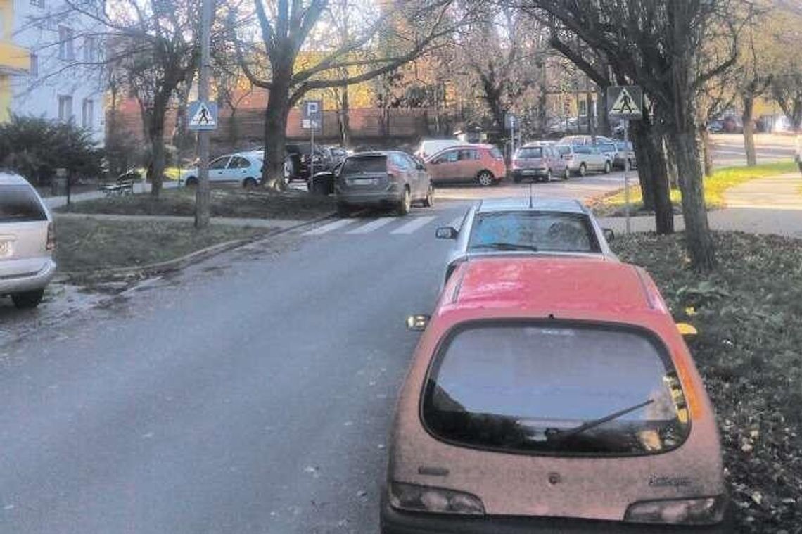 Zakazu nie ma, kierowcy stają i blokują drogę. Straż Miejska traci cierpliwość Zakazu nie ma, kierowcy stają i blokują drogę. Straż Miejska traci cierpliwość