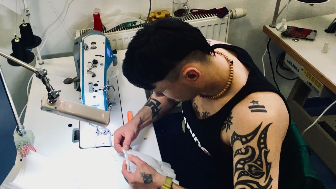 Zakład Karny w Opolu Lubelskim uruchomił produkcję maseczek, fartuchów i kombinezonów ochronnych