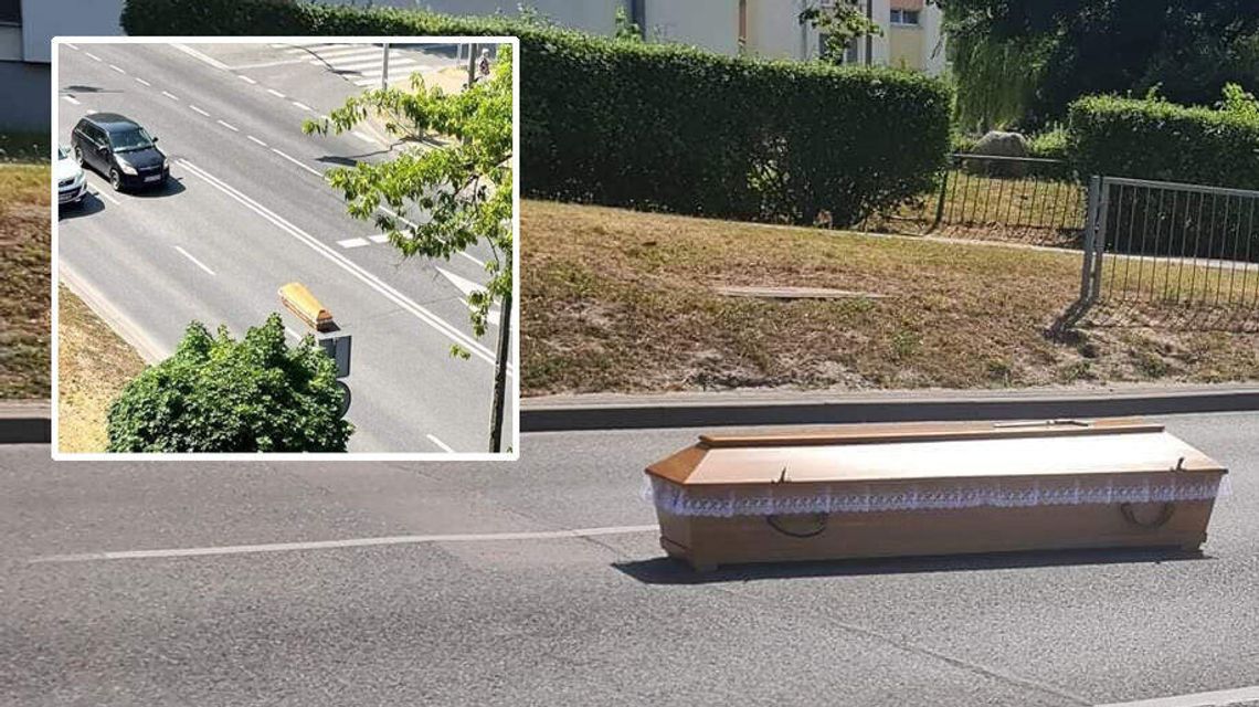 Zakład pogrzebowy zgubił trumnę. Wypadła z karawanu na ulicę w centrum Puław Zakład pogrzebowy zgubił trumnę. Wypadła z karawanu na ulicę w centrum Puław