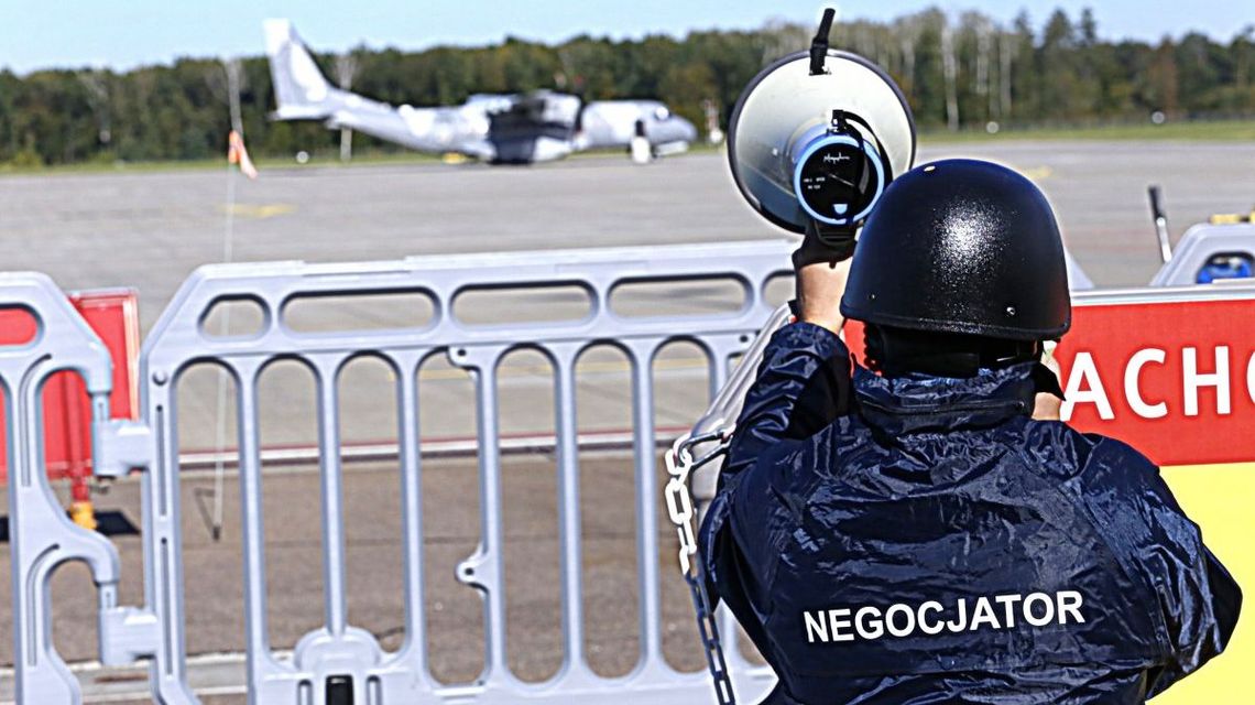 Zakładnicy w porwanym samolocie na lotnisku Lublin. Ćwiczenia wojska i policji Zakładnicy w porwanym samolocie na lotnisku Lublin. Ćwiczenia wojska i policji