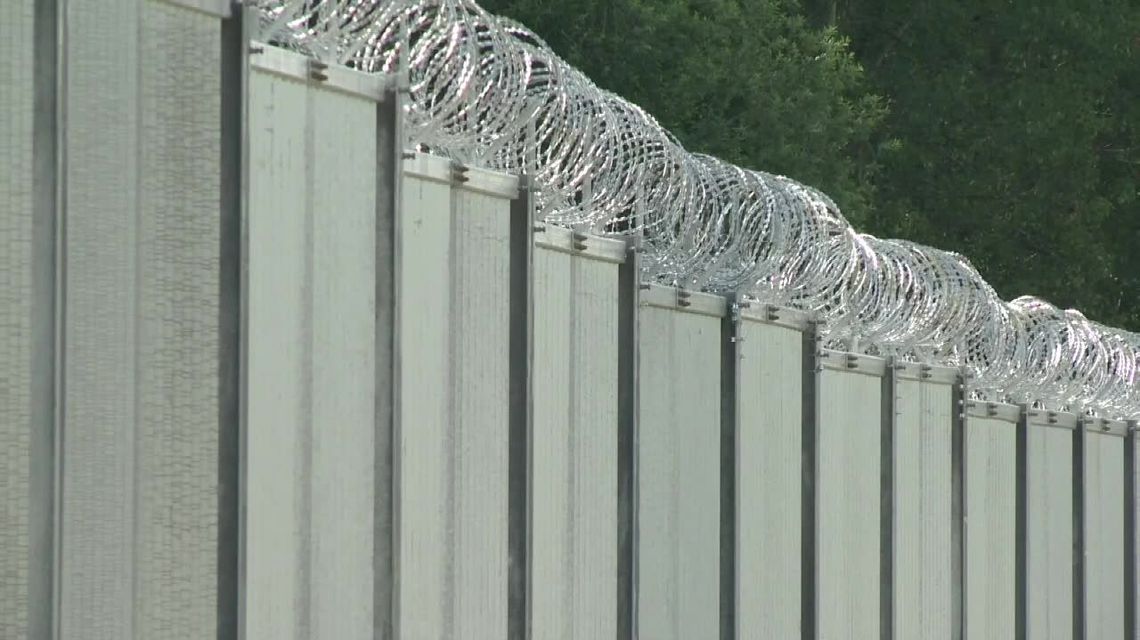 Zakończono budowę zapory na granicy z Białorusią. "Nielegalne przedostanie się do Polski jest niemożliwe" Zakończono budowę zapory na granicy z Białorusią. "Nielegalne przedostanie się do Polski jest niemożliwe"