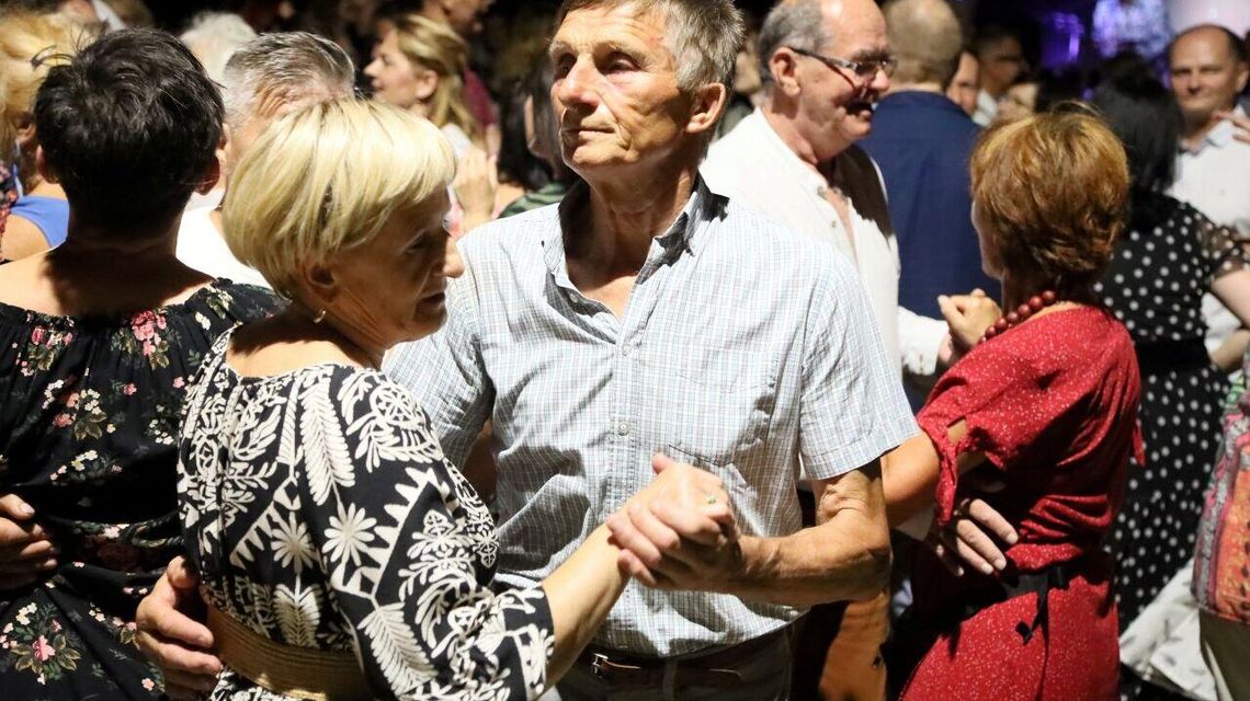 Zakończyli lato z przytupem! W skansenie odbyła się ostatnia potańcówka Zakończyli lato z przytupem! W skansenie odbyła się ostatnia potańcówka