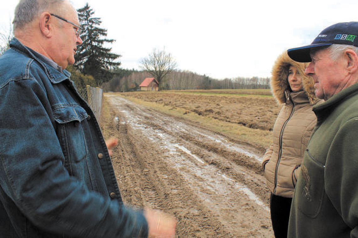 Zakopali się tu nawet strażacy. Mieszkańcy proszą o pomoc