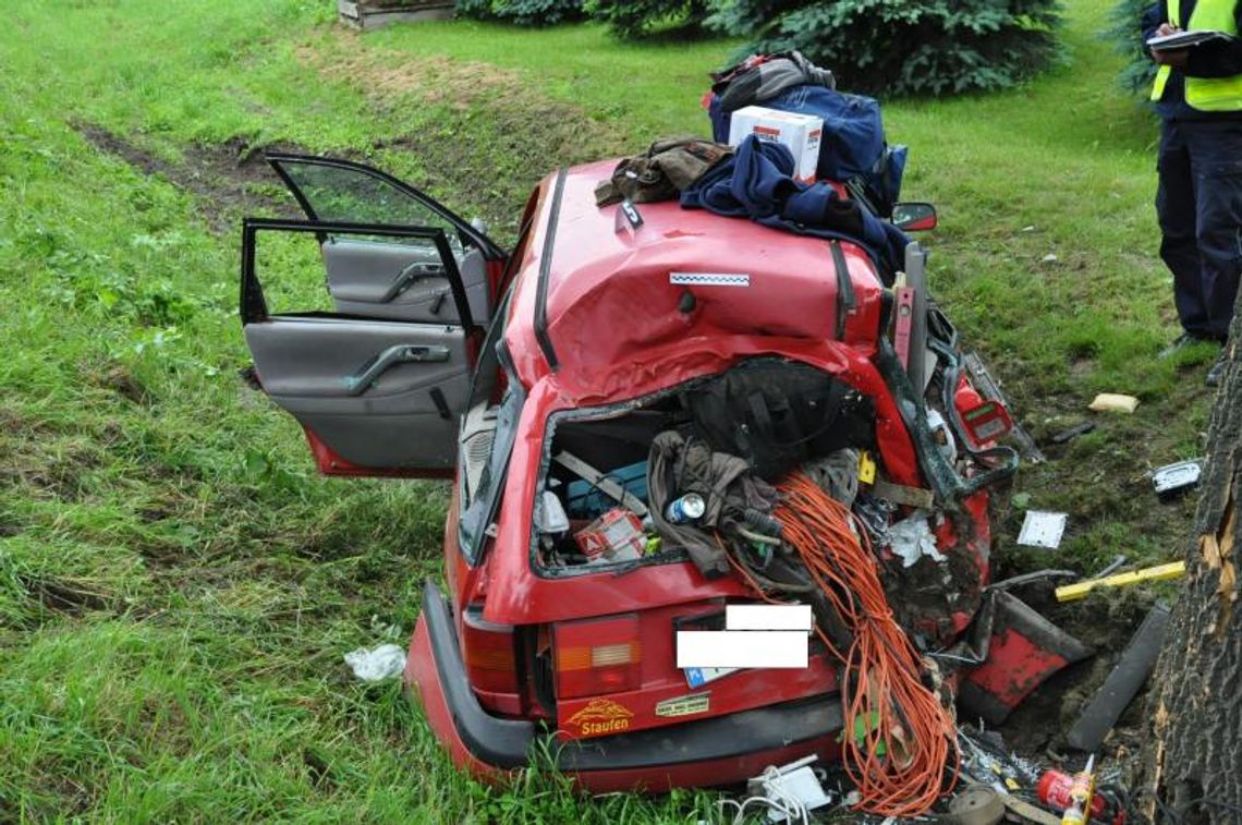 Zakręcie: Kierowca volkswagena wjechał w drzewo