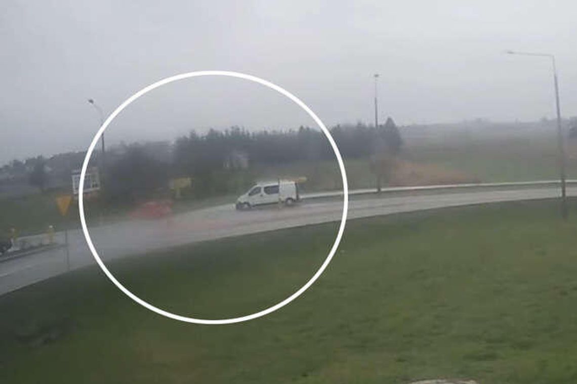 Zakręcie: Rozpędzony bus wjechał w forda. Wypadek nagrała kamera (wideo)