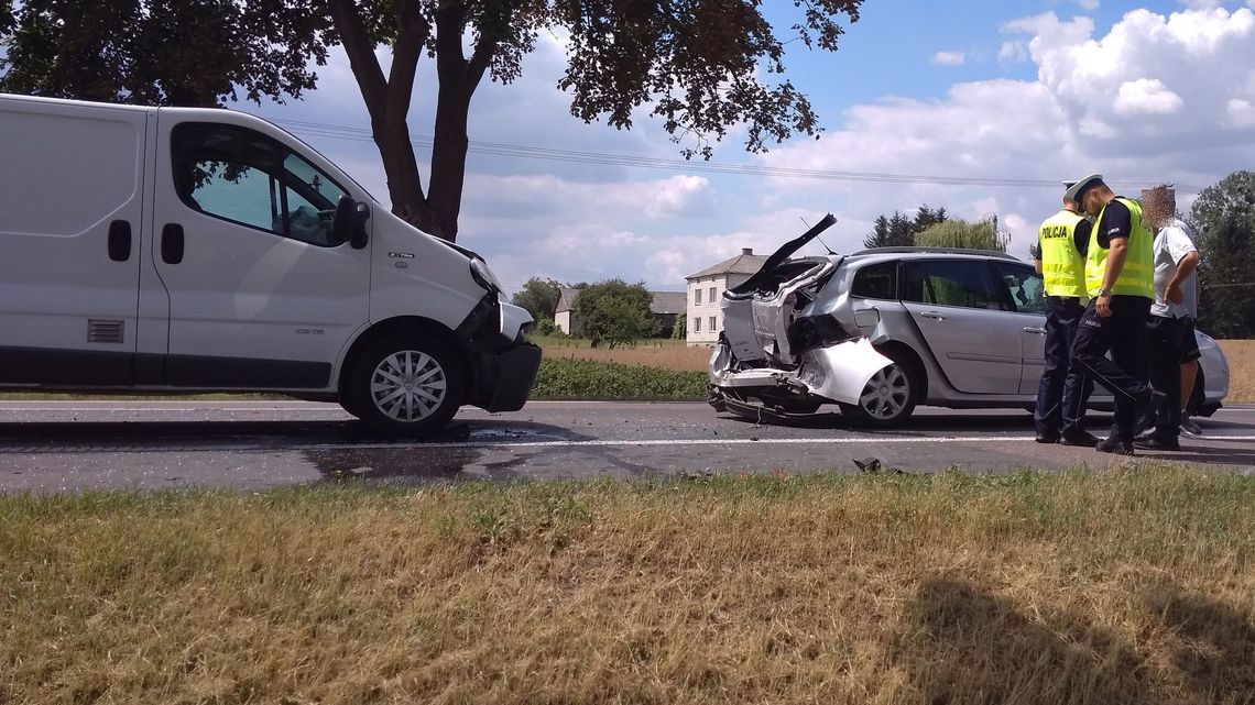 Zakręcie: Wypadek trzech samochodów na DK17. Nie zwolniła, uderzyła w renault Zakręcie: Wypadek trzech samochodów na DK17. Nie zwolniła, uderzyła w renault