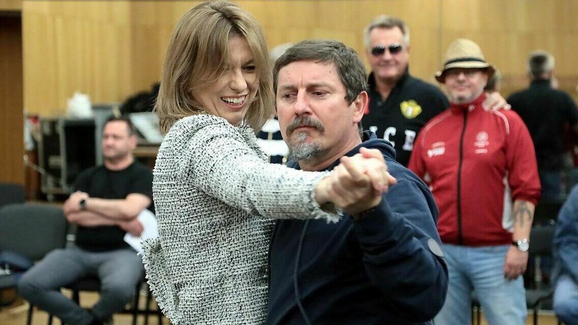 Zakręcona Dziesiątka. Aktorzy-amatorzy ćwiczą przed charytatywnymi spektaklami Zakręcona Dziesiątka. Aktorzy-amatorzy ćwiczą przed charytatywnymi spektaklami