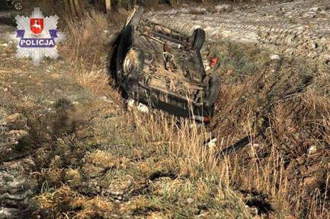 Zakręt drogi był oblodzony. Volkswagen dachował