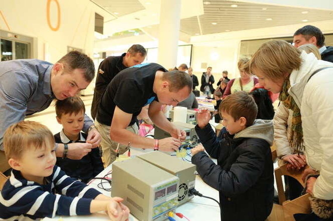 Zakupy i reakcje. Pokazy fizyczne w markecie