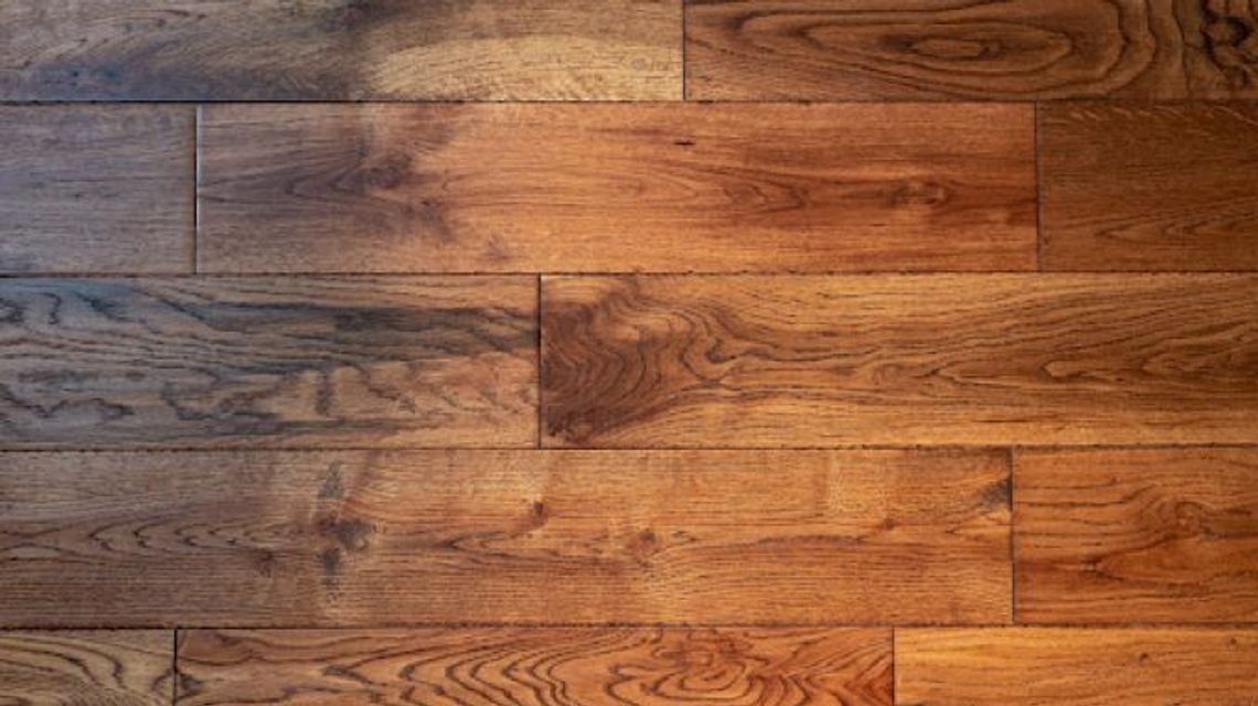 Zakupy paneli podłogowych online czy stacjonarnie – gdzie lepiej