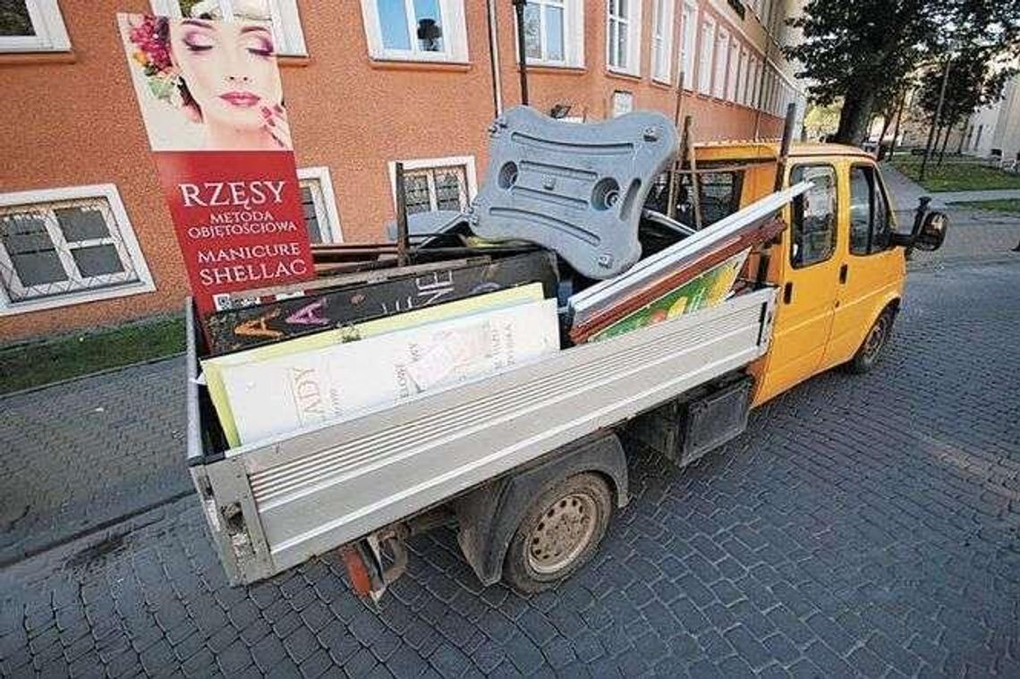 Załadowali na ciężarówkę i wywieźli. Coraz cięższe działa przeciw dzikiej reklamie Załadowali na ciężarówkę i wywieźli. Coraz cięższe działa przeciw dzikiej reklamie