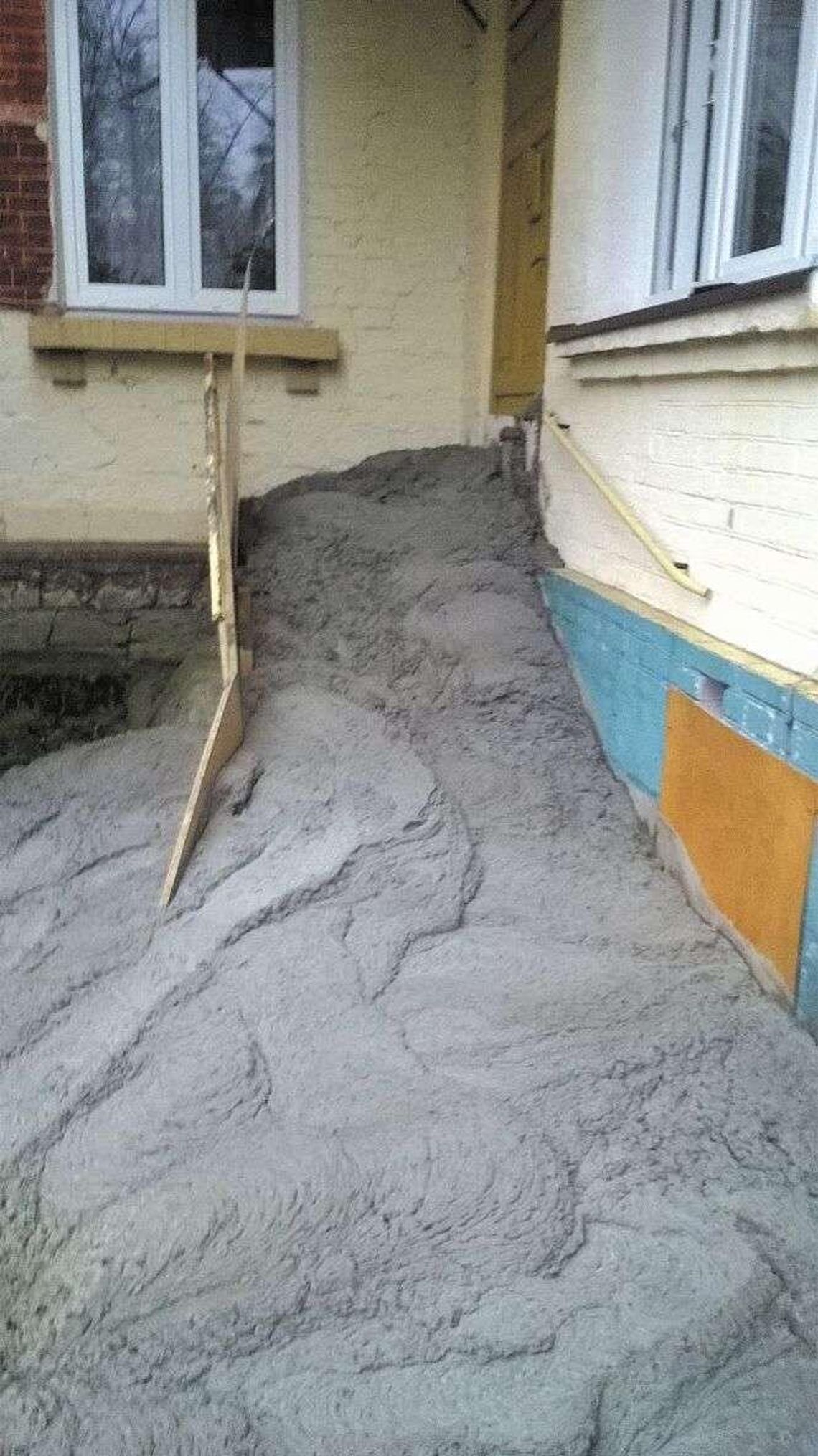 Zalali sąsiadom wejście do domu betonem. Spór między nimi trwa już 30 lat