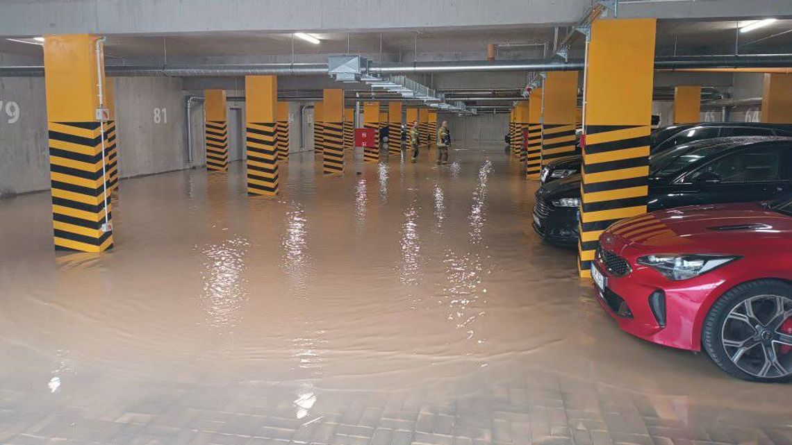 Zalane parkingi i piwnice. Mieszkańcy Diamentowego Wzgórza winią dewelopera Zalane parkingi i piwnice. Mieszkańcy Diamentowego Wzgórza winią dewelopera