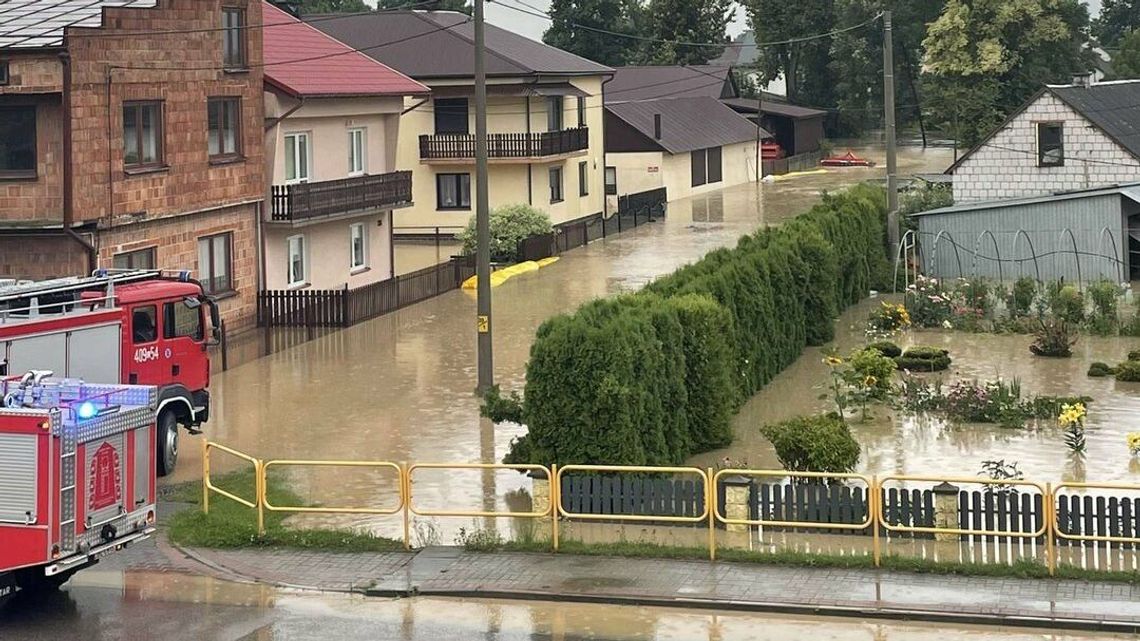 Zalane ulice, podtopione posesje po ulewach. W jednej gminie nie nadążają ze zgłoszeniami Zalane ulice, podtopione posesje po ulewach. W jednej gminie nie nadążają ze zgłoszeniami